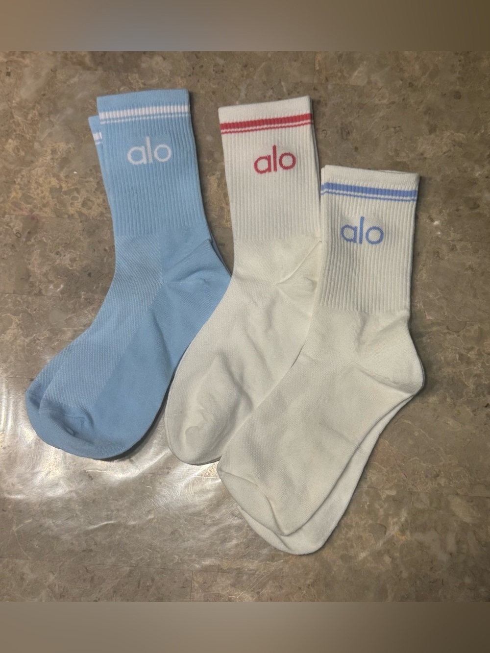 New Women’s Alo Socks
New with tags in its packaging 
3 pairs 
Fits sizes 6-11